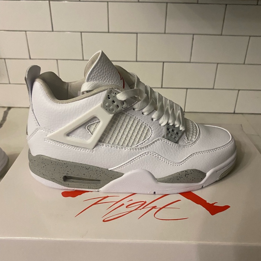 Mens Jordan Retro 4 White Oreo Size 7.